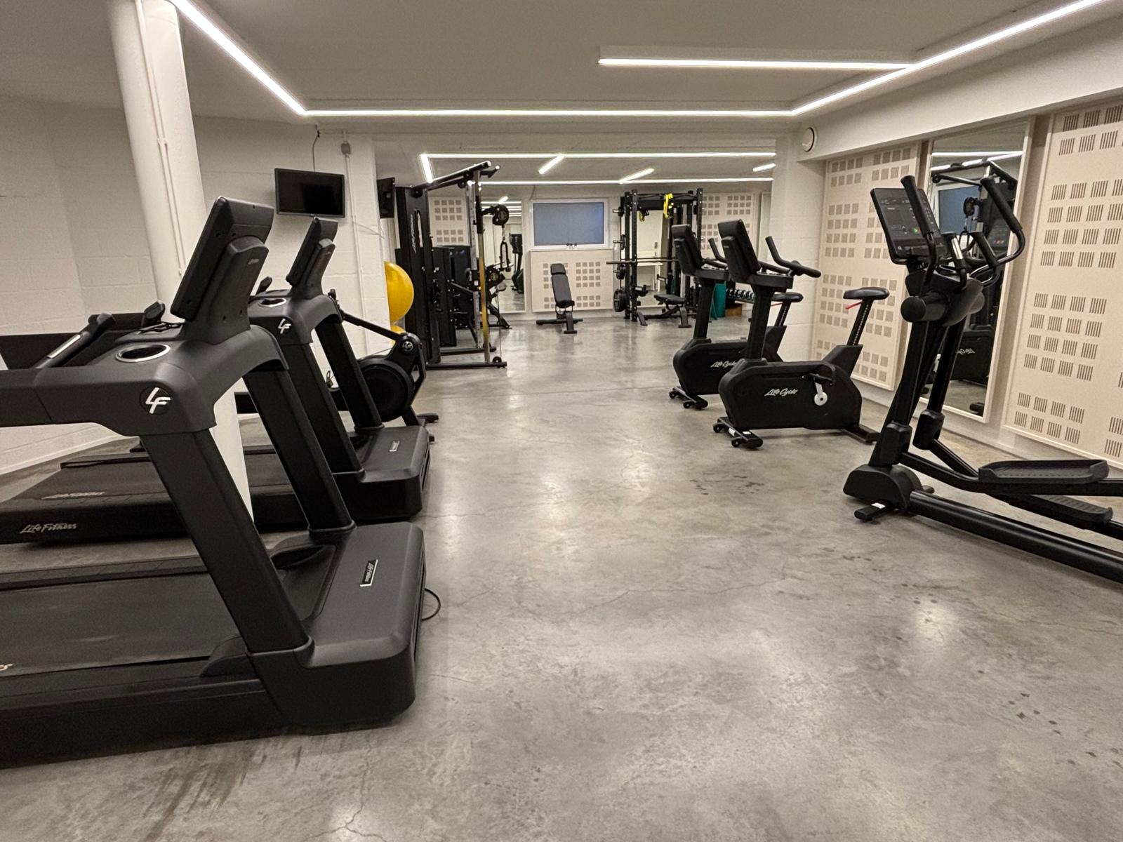 Fitnessruimte met krachttoestellen bij MTC Langdorp
